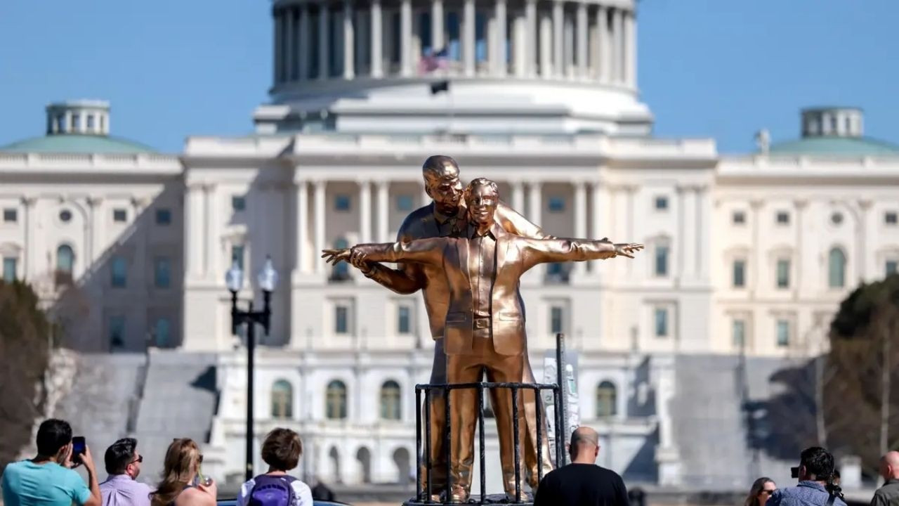 Trump ve Epstein'den ünlü Titanic sahnesi! Washington bu heykeli konuşuyor