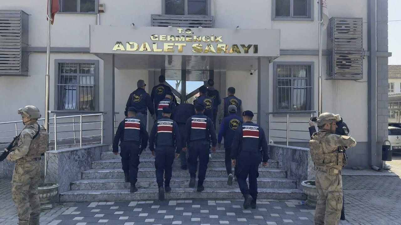 Tüyler ürperten cinayet! Yaşlı annesinin başına odunla vurup öldürdü