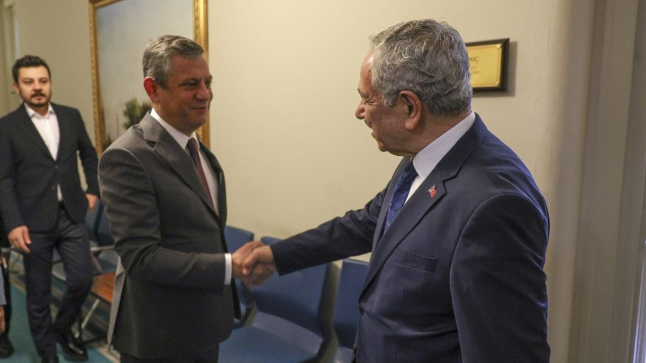 Özgür Özel'den Bülent Arınç'a iade-i ziyaret! İBB davası sorusuna manidar yanıt: İkimiz bir araya gelince güneşin altındaki her şey gündemdir