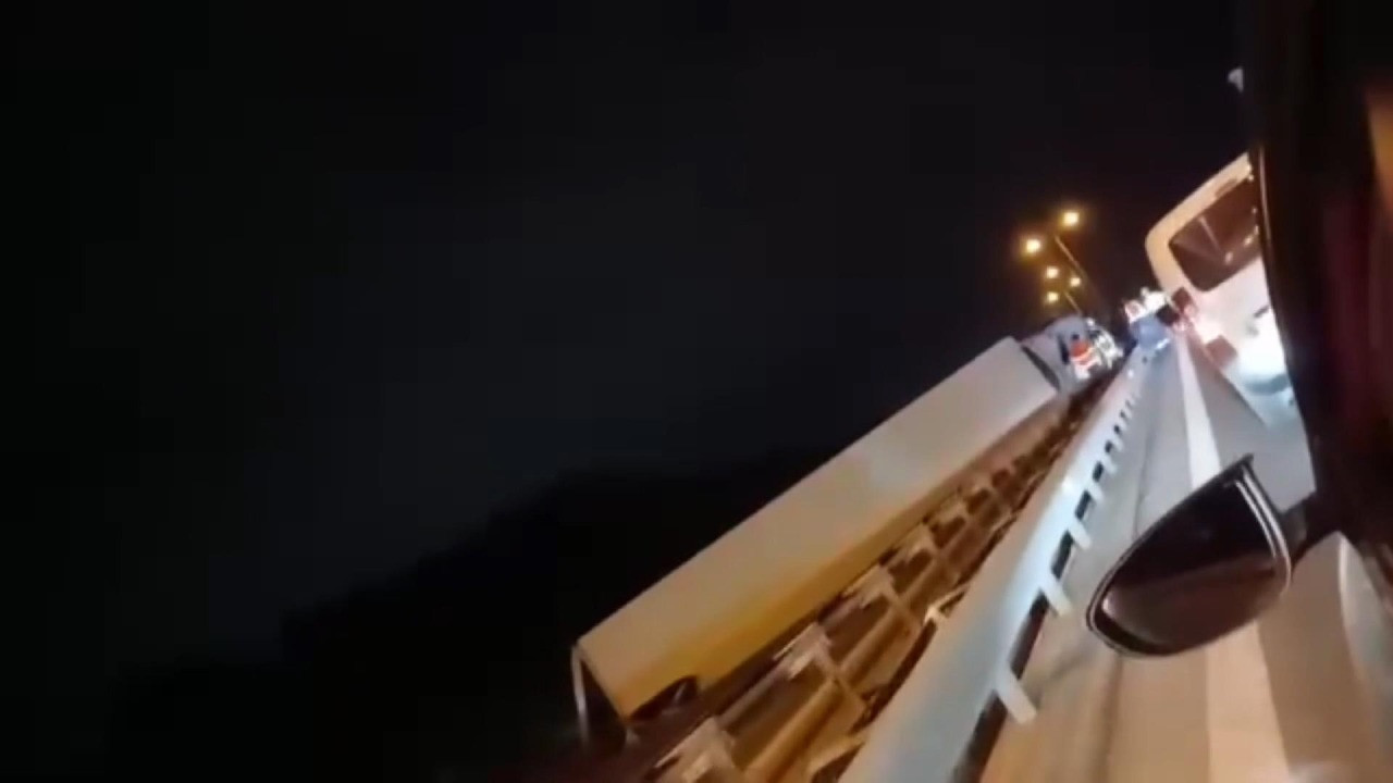 Büyükçekmece'de TIR devrildi! TEM'de yoğunluk oluştu