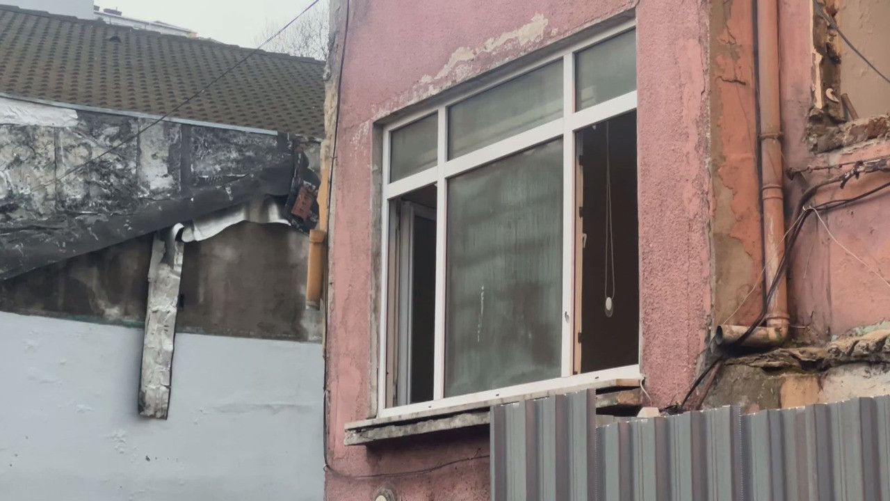 Beyoğlu'nda feci yangın! Küçük bebek can verdi