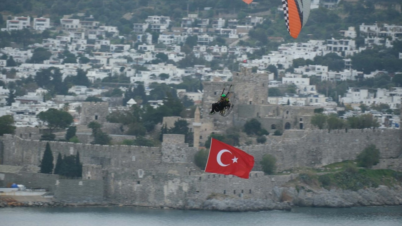 Bodrum semalarında 111 yıllık zafer anısına dev Türk bayrağı