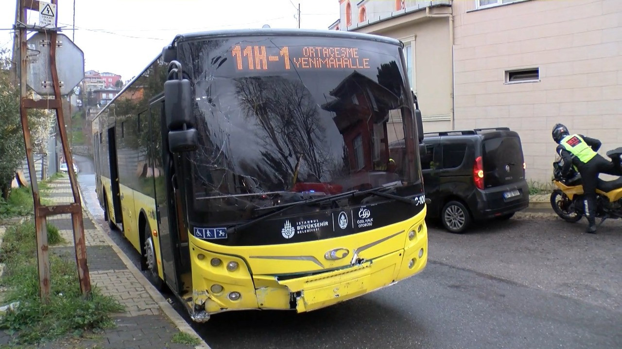 İETT otobüsünde kaza! Aydınlatma direğine çarptı: Yaralılar var