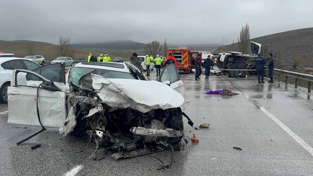 Korkunç kaza! Karşı şeride geçti: Baba ve oğlu oracıkta can verdi