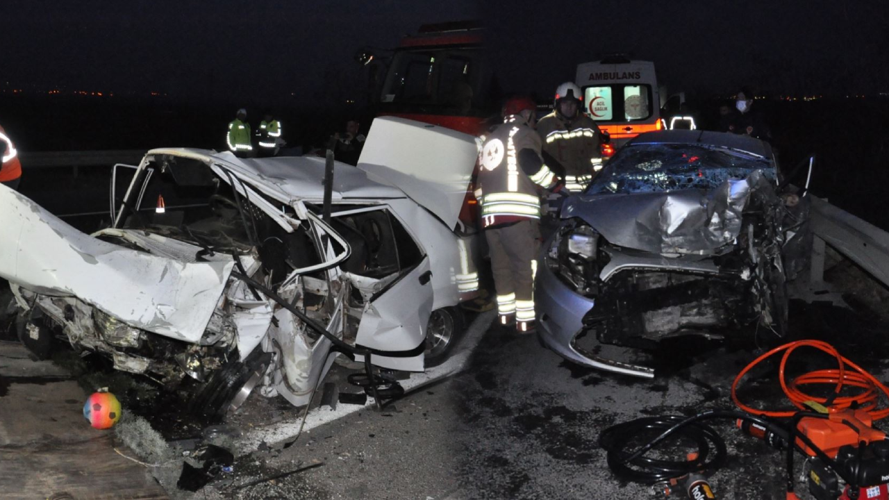 Katliam gibi kaza! 3 otomobil zincirleme kazaya karıştı: Çok sayıda ölü ve yaralı var