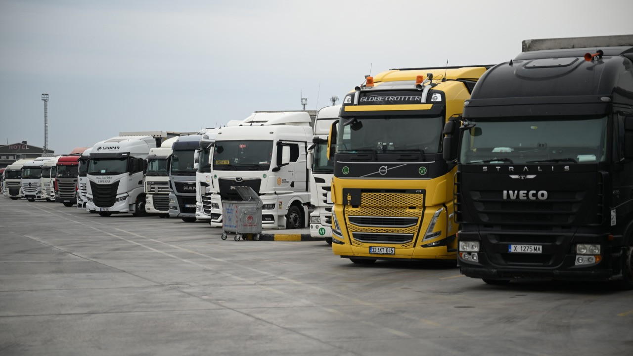 Kapıkule'de buruk bayram! Tır şoförleri bayramı yolda geçiriyor