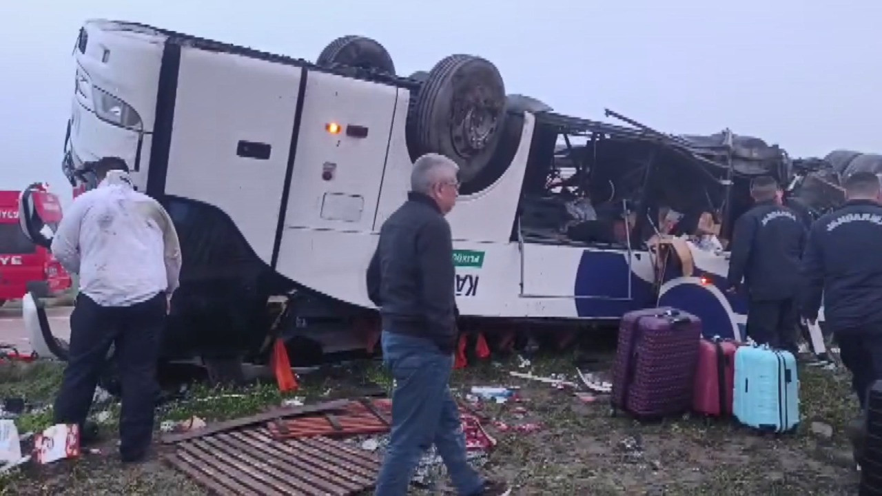Adana'da yolcu otobüsü devrildi! Çok sayıda yaralı var