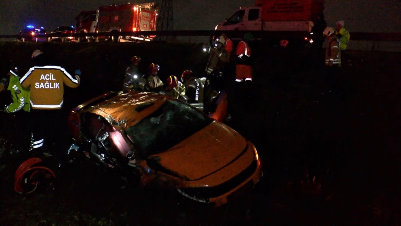 Bayram sabahı Pendik'te feci kaza! Taksi su kanalına uçtu: Ölü ve yaralılar var