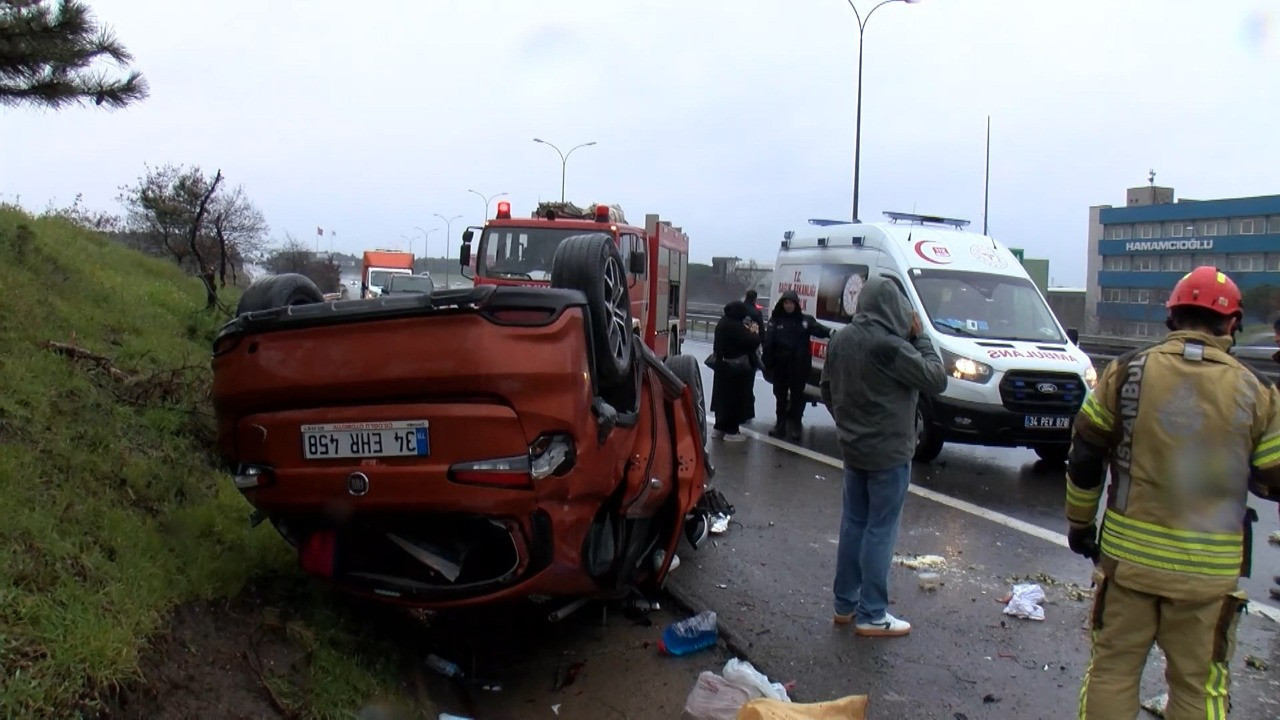 TEM Otoyolu'nda feci kaza! İki araç birbirine girdi
