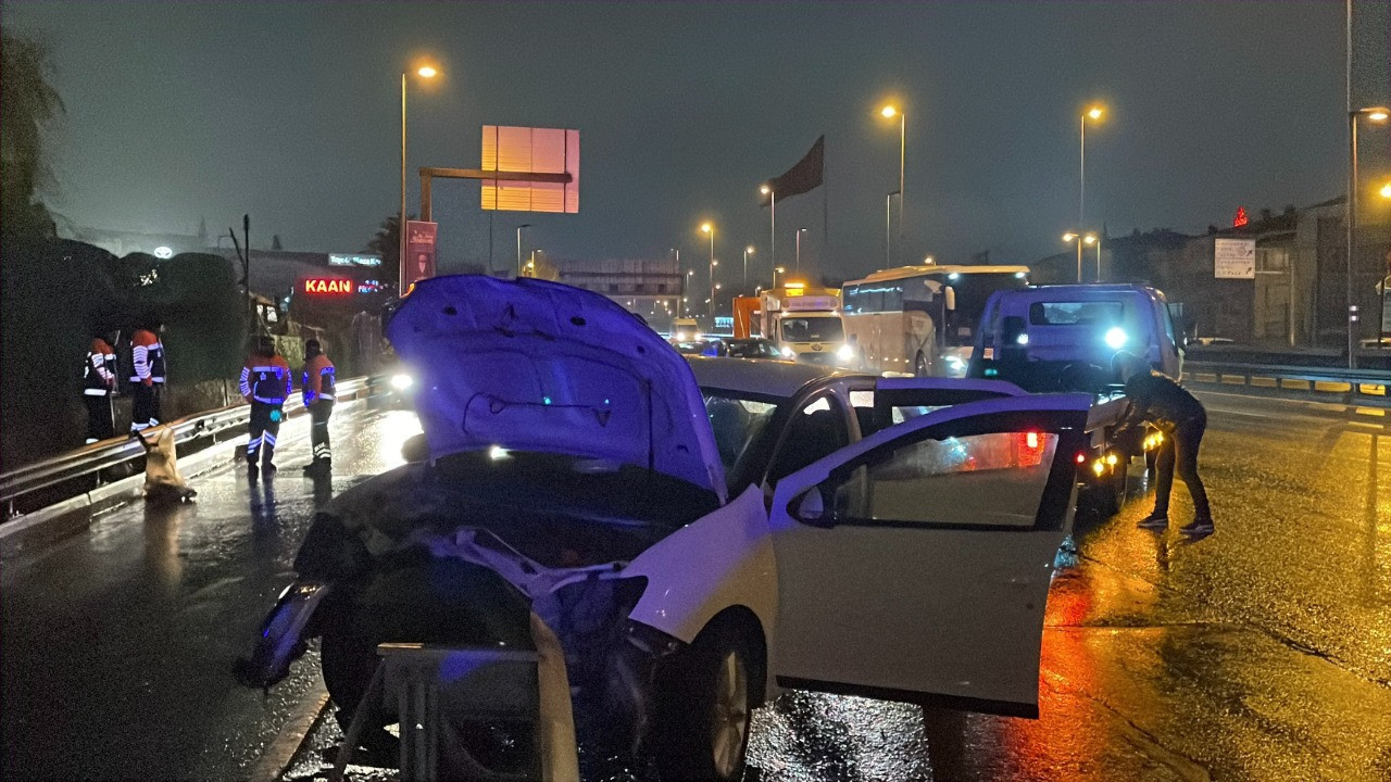 İstanbul'da feci kaza! Otomobil bariyerlere çarptı: Yaralılar var