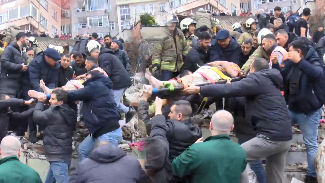 İstanbul Fatih'te 2 bina çöktü! Enkazdaki 9 kişi kurtarıldı, 2 kişi daha var
