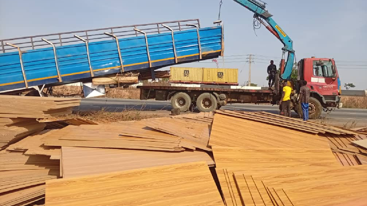 Katliam gibi kaza! Yolcu taşıyan kamyon devrildi: 10 ölü, 20 yaralı