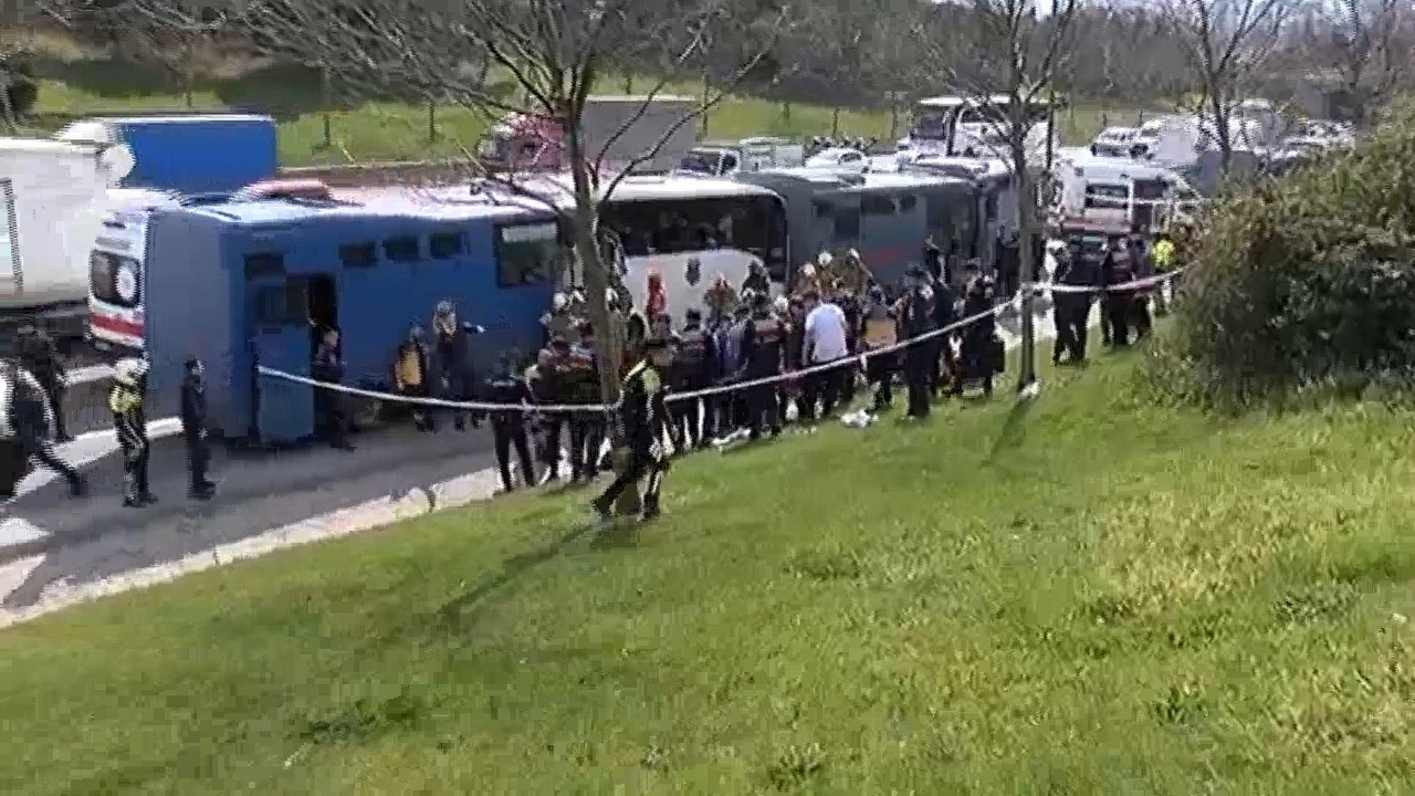 Bağcılar'da 4 cezaevi sevk aracı birbirine girdi! Yaralılar var