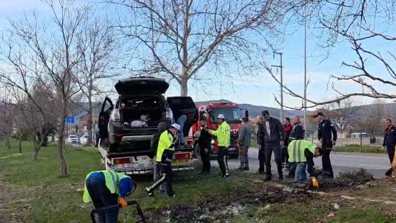 Feci kaza! Ölü ve yaralılar var: Cip ağaca çarpıp alev aldı