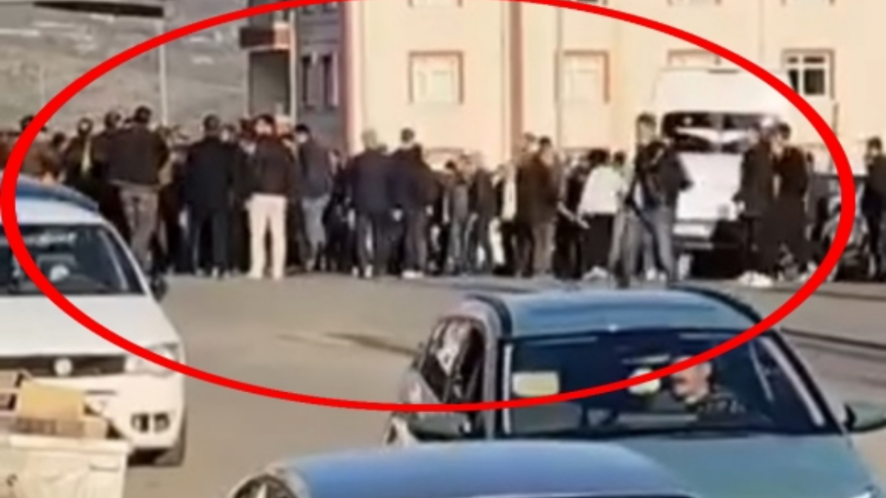 Nedeni pes dedirtti! Akraba aileler sokağı savaş alanına çevirdi