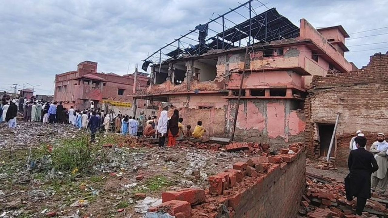 Pakistan'da polis karakoluna saldırı: 5 ölü, 13 yaralı