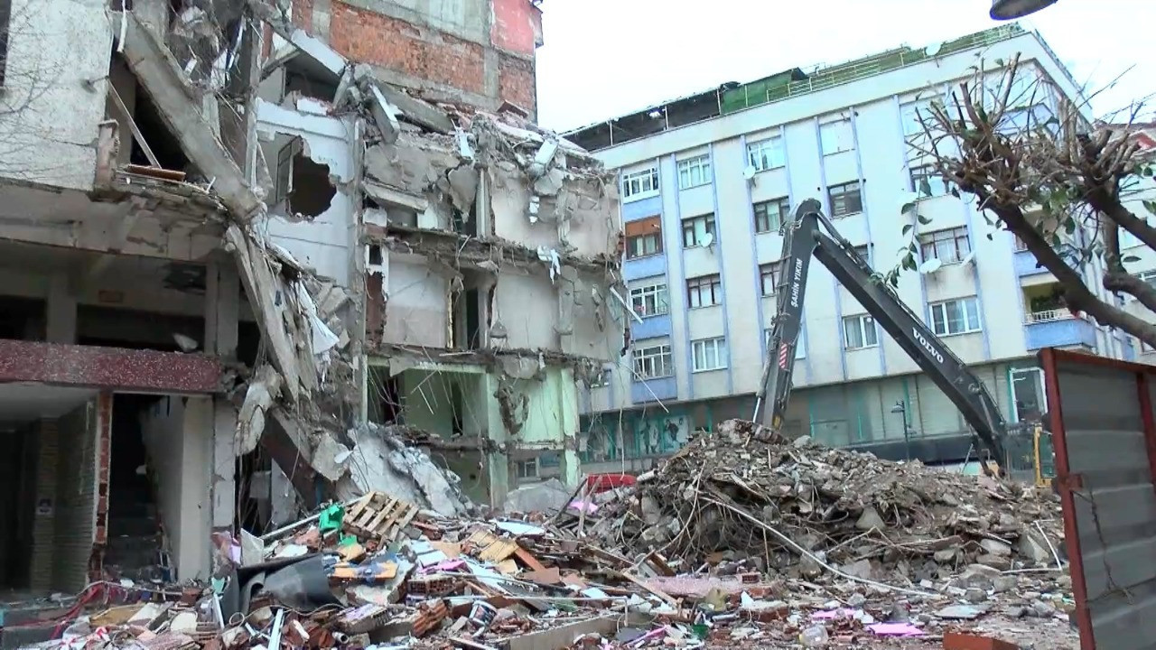 İstanbul'da kentsel dönüşüm faciası: İnşaattan düşen beton parçası can aldı