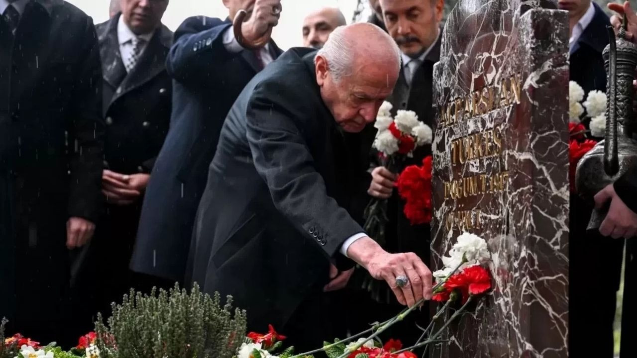 MHP Lideri Bahçeli, Türkeş’i kabri başında andı: Karanfillerle vefa