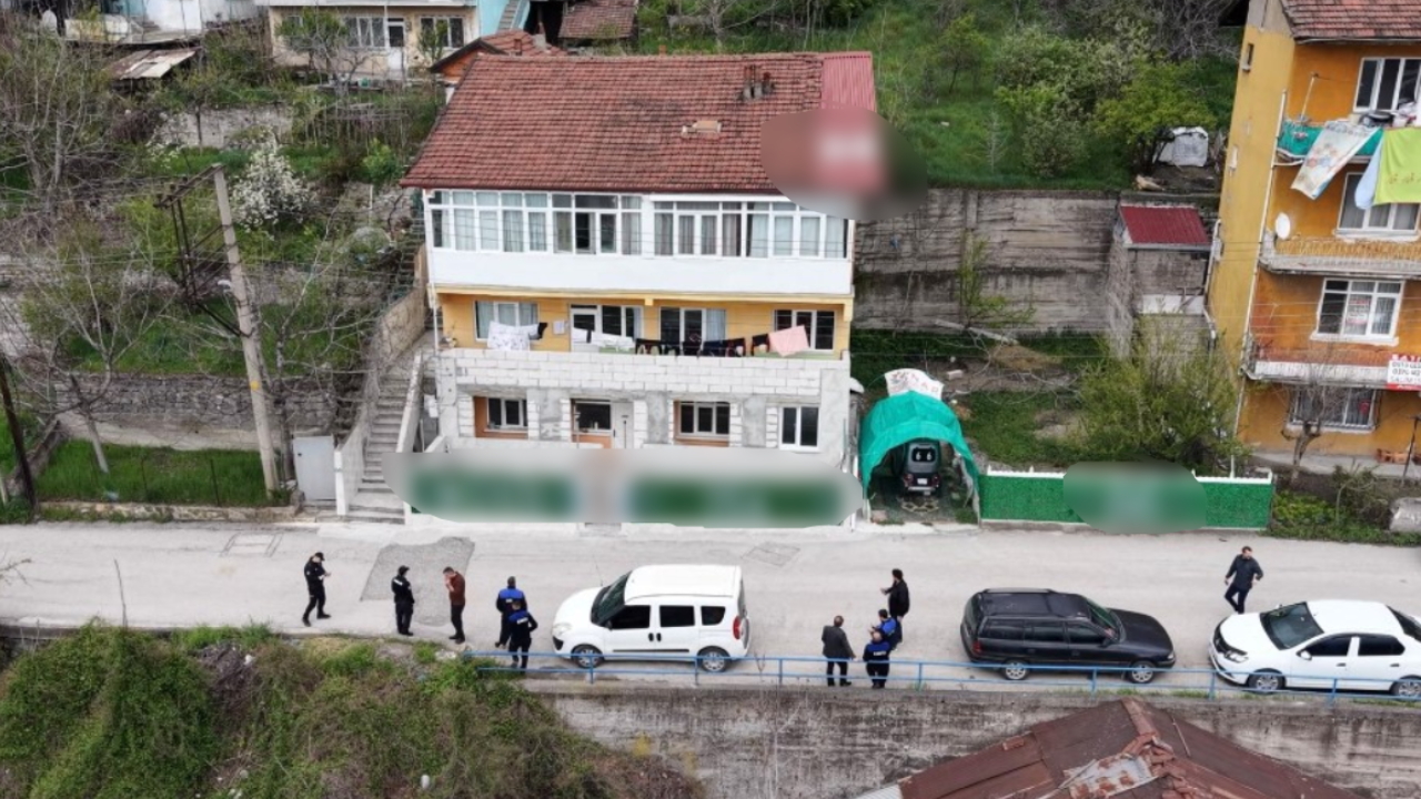 Çatısına yazdığı yazılar mahalleyi ayağa kaldırdı! Ekipler silinmesini istedi