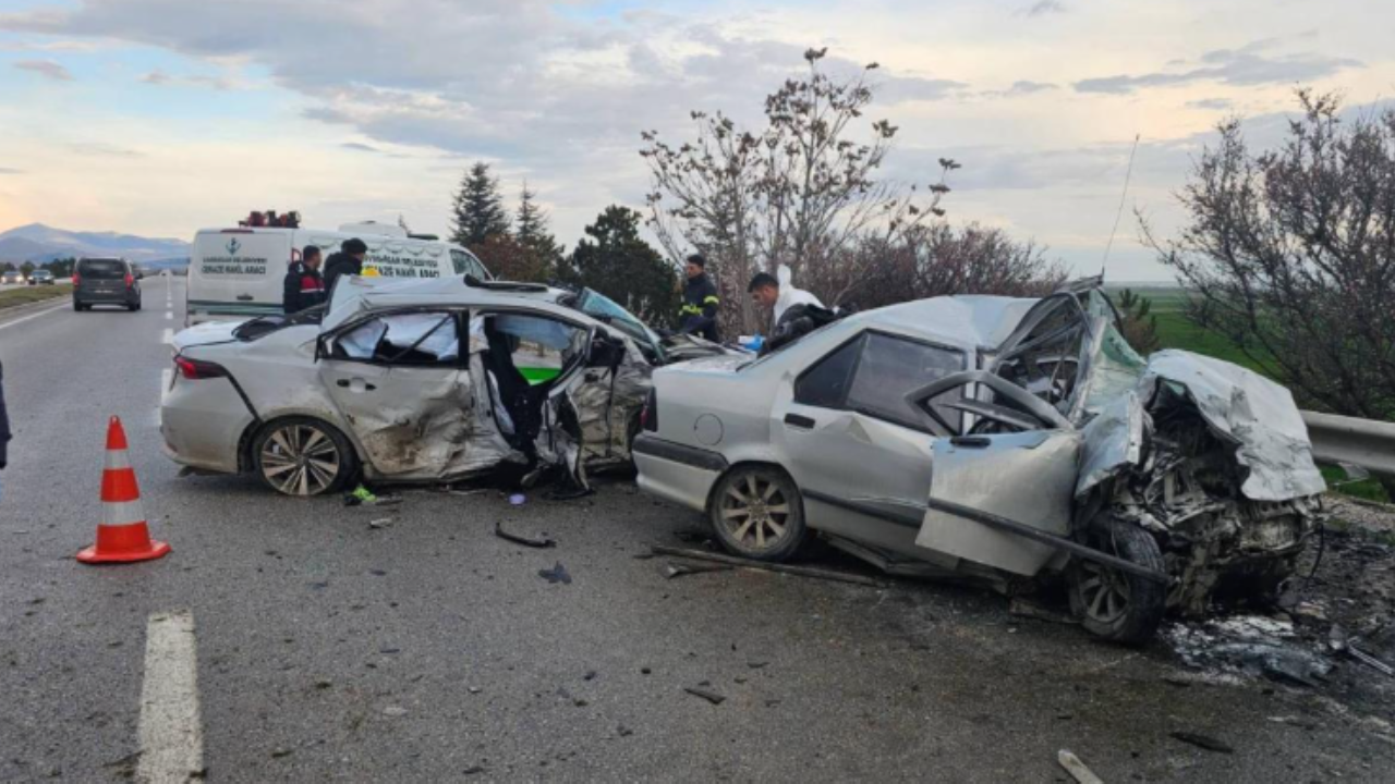 Eskişehir’de can pazarı! İki otomobil çarpıştı: Çok sayıda ölü ve yaralı var
