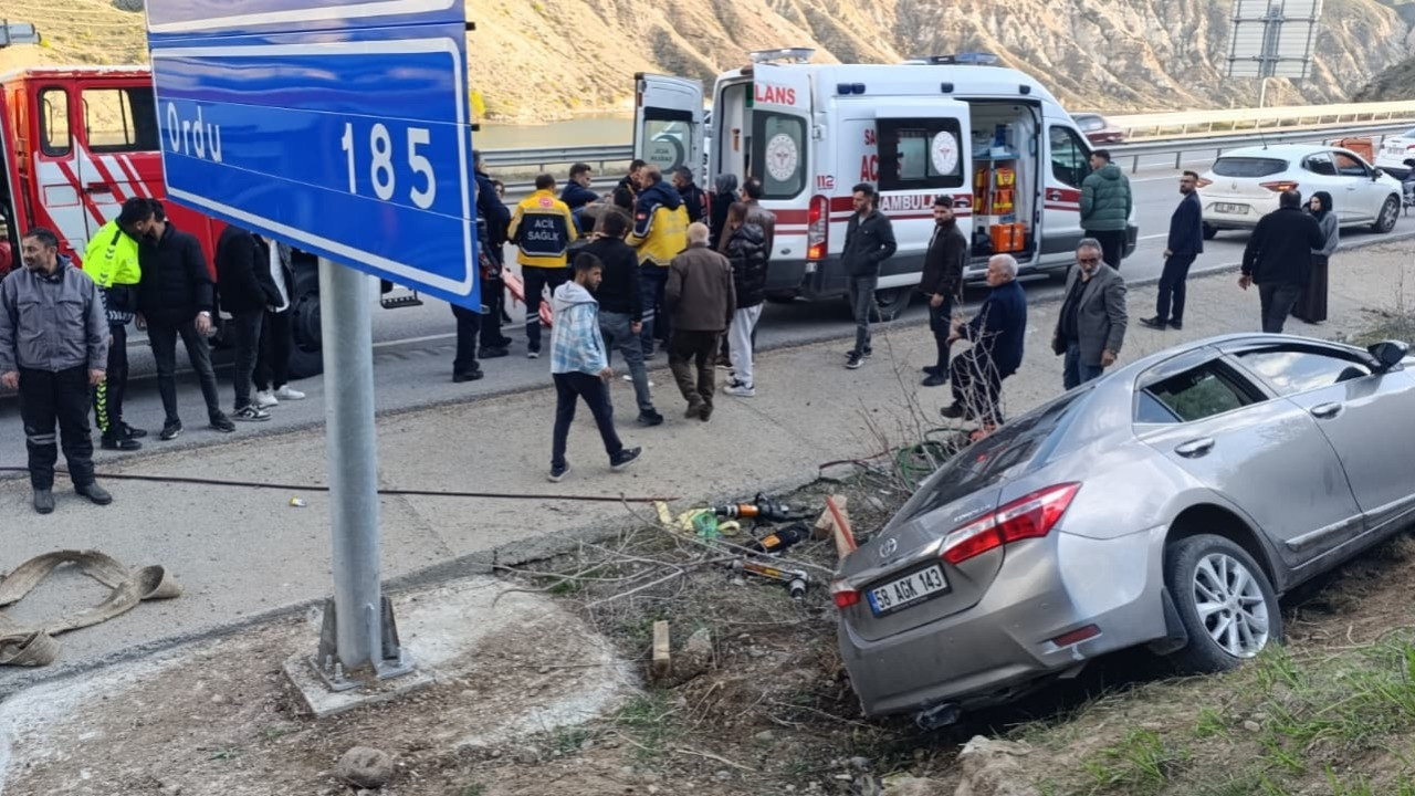 Sivas'ta feci kaza! Otomobil şarampole devrildi: Yaralılar var