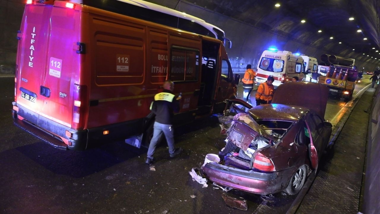 Bolu Dağı Tüneli'nde feci kaza! TIR ile otomobil çarptı: 5 yaralı
