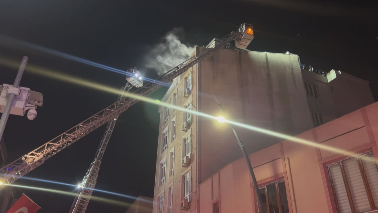 Bir anda alevler sardı! Küçükçekmece’de otel yangını: Teras ve çatı küle döndü