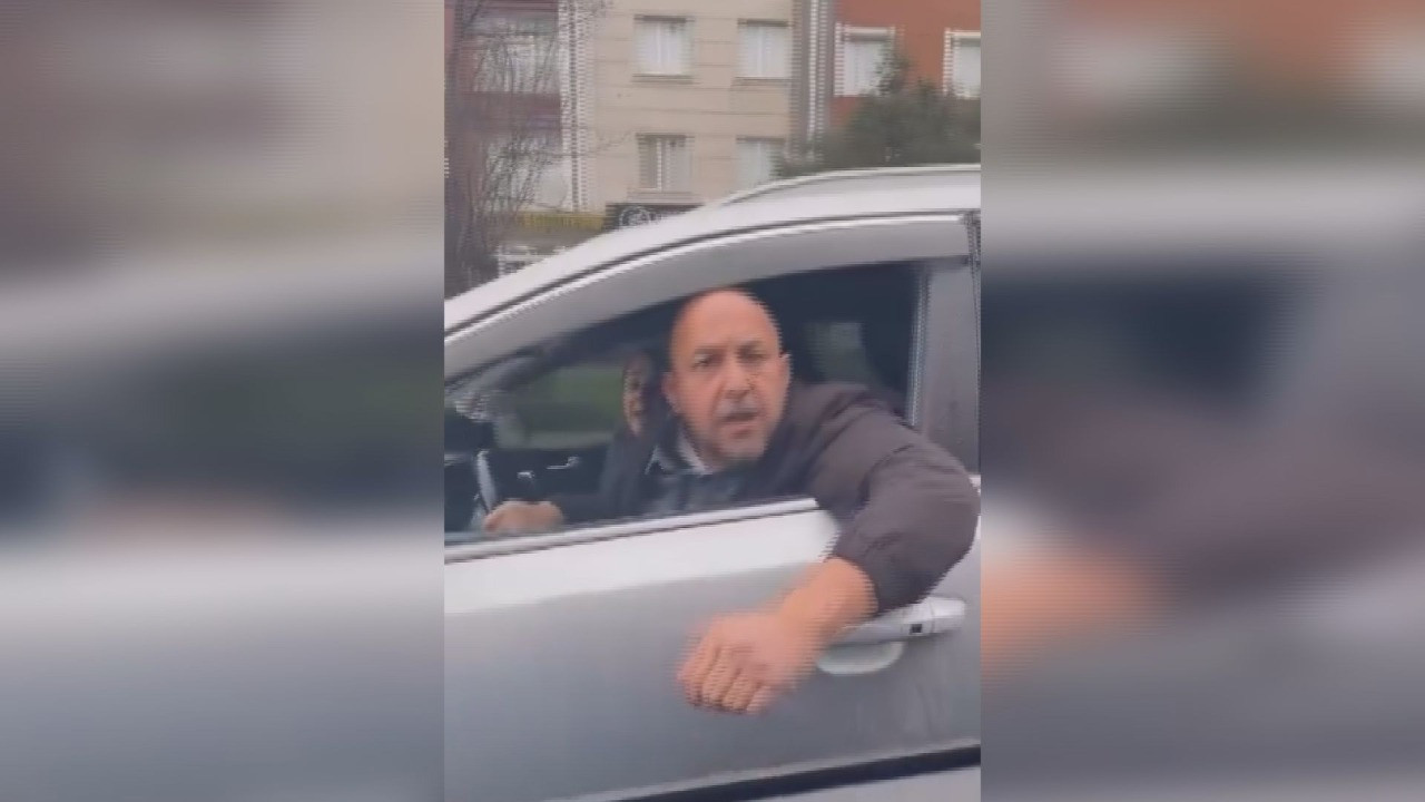 Beylikdüzü’nde yol verme kavgası kamerada! Kadın şoför: Abi ne olur git, çocuğum var
