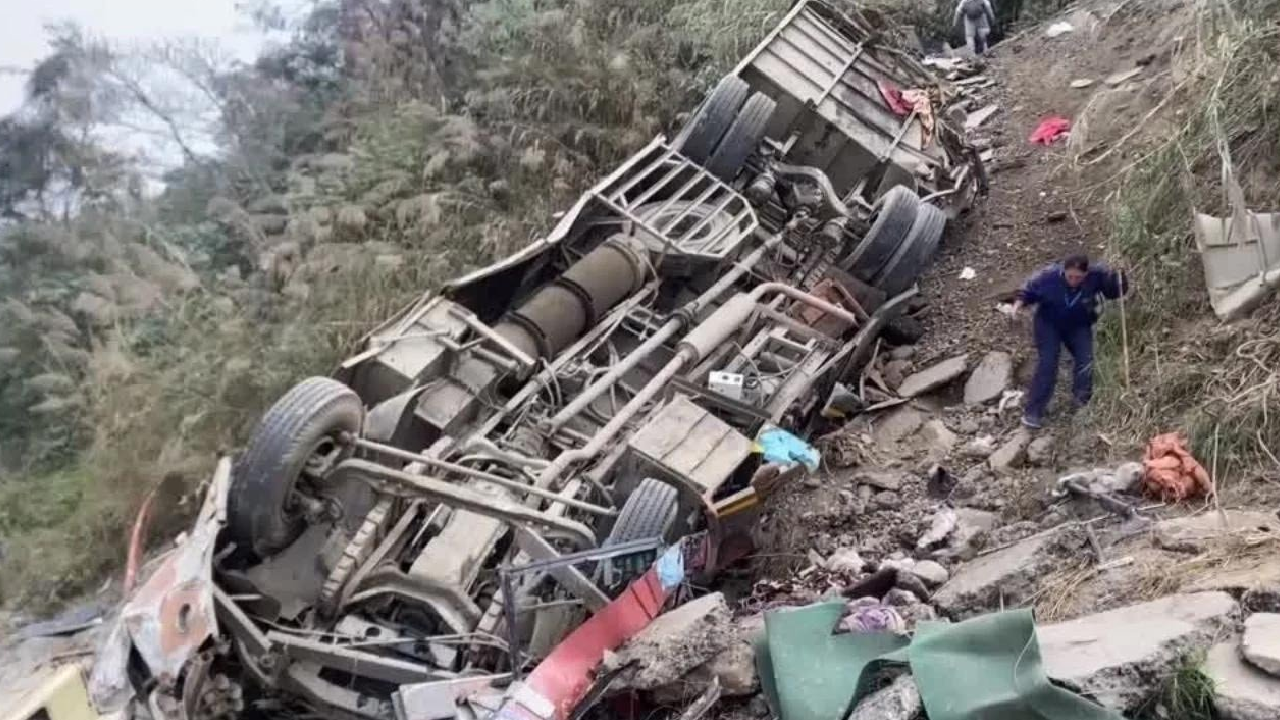 Hindistan'da can pazarı! Trafik kazasında 13 kişi öldü, 30 yaralı