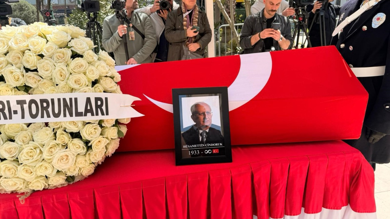 Eski TBMM Başkanı Hüsamettin Cindoruk toprağa verildi! Törene o anlar damga vurdu