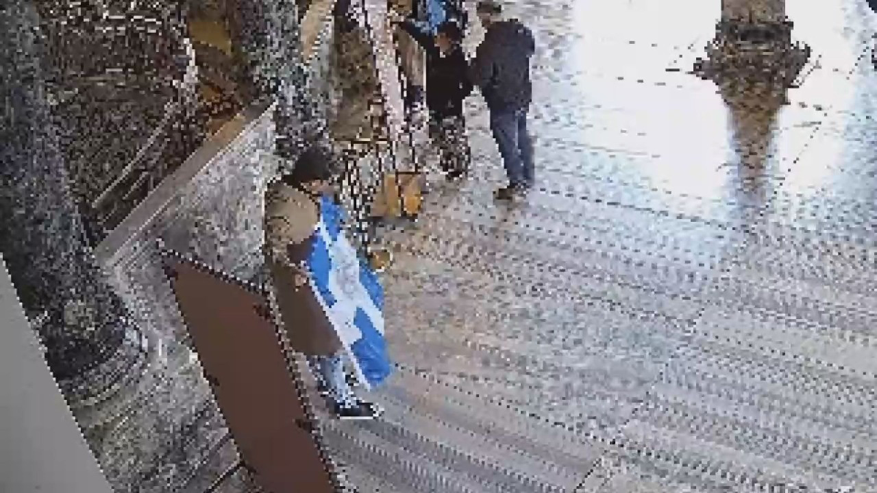 Ayasofya’da çirkin eylem! Provokasyon amaçlı bayrak açtılar