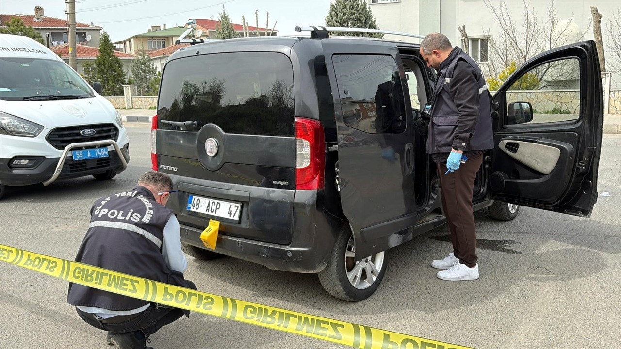Trafikte dehşet! Otomobilinden tabancayla kurşun yağdırdı