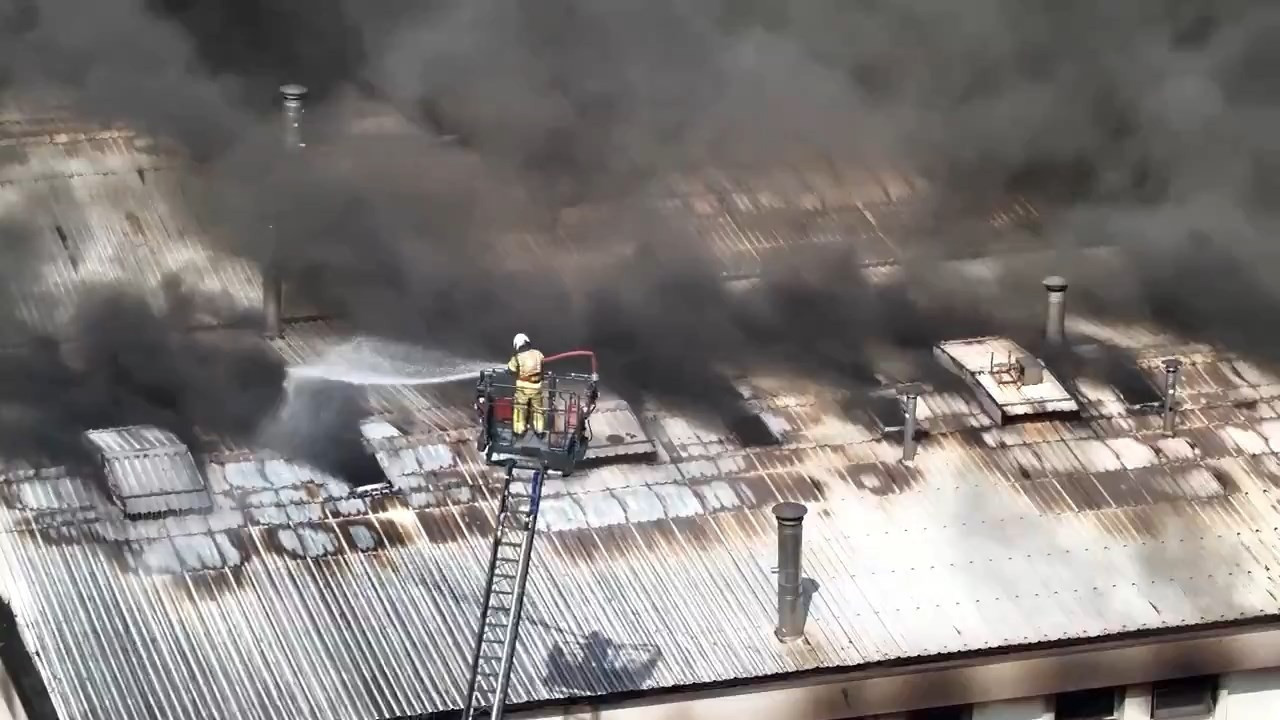 Ümraniye'de korkutan yangın! Plastik eldiven imalathanesi küle döndü