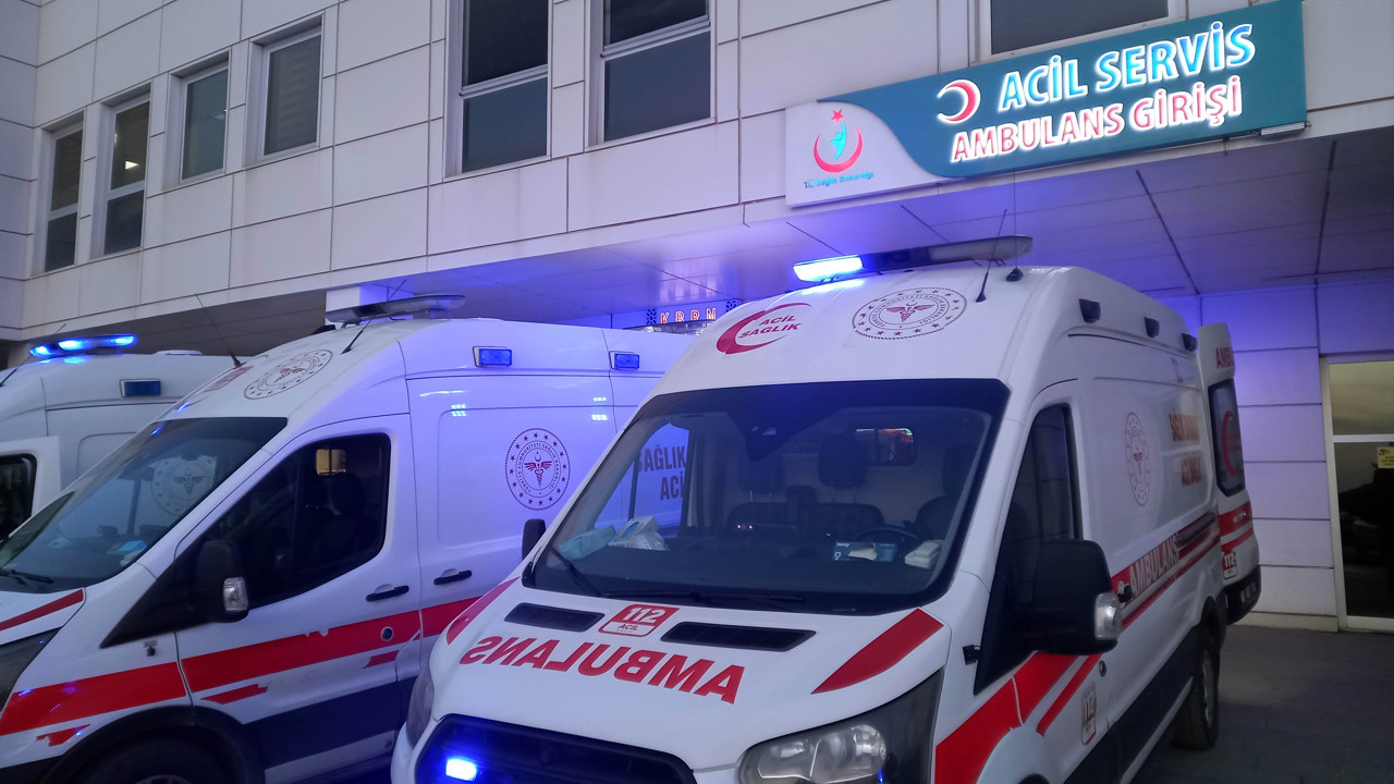 Çay bahçesinde  “yüksek ses” uyarısı kanlı bitti! Genç garson ağır yaralı