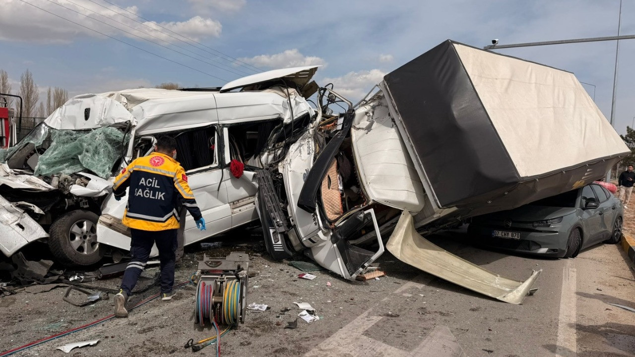 Freni boşalan kamyon ortalığı cehenneme çevirdi! 5 kişi yaralı