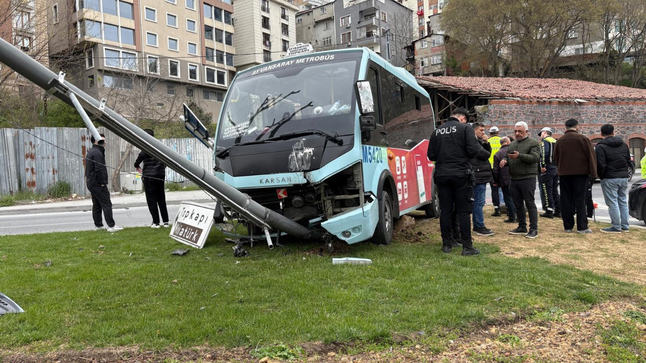 Beyoğlu'nda korku dolu anlar! Dolmuş bariyere çarptı, yolcular yaralandı