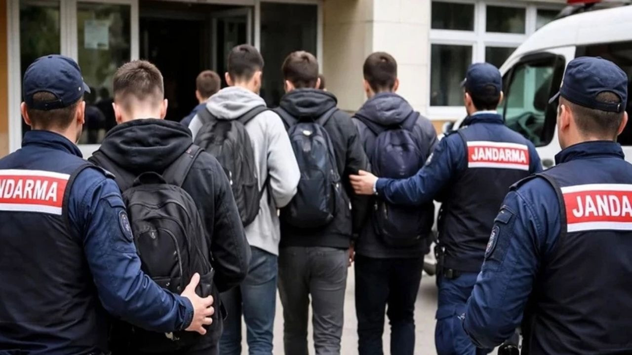 Torbalı’da okul alarmı: Mesajlaşma grubu takibe takıldı, 8 öğrenci gözaltında