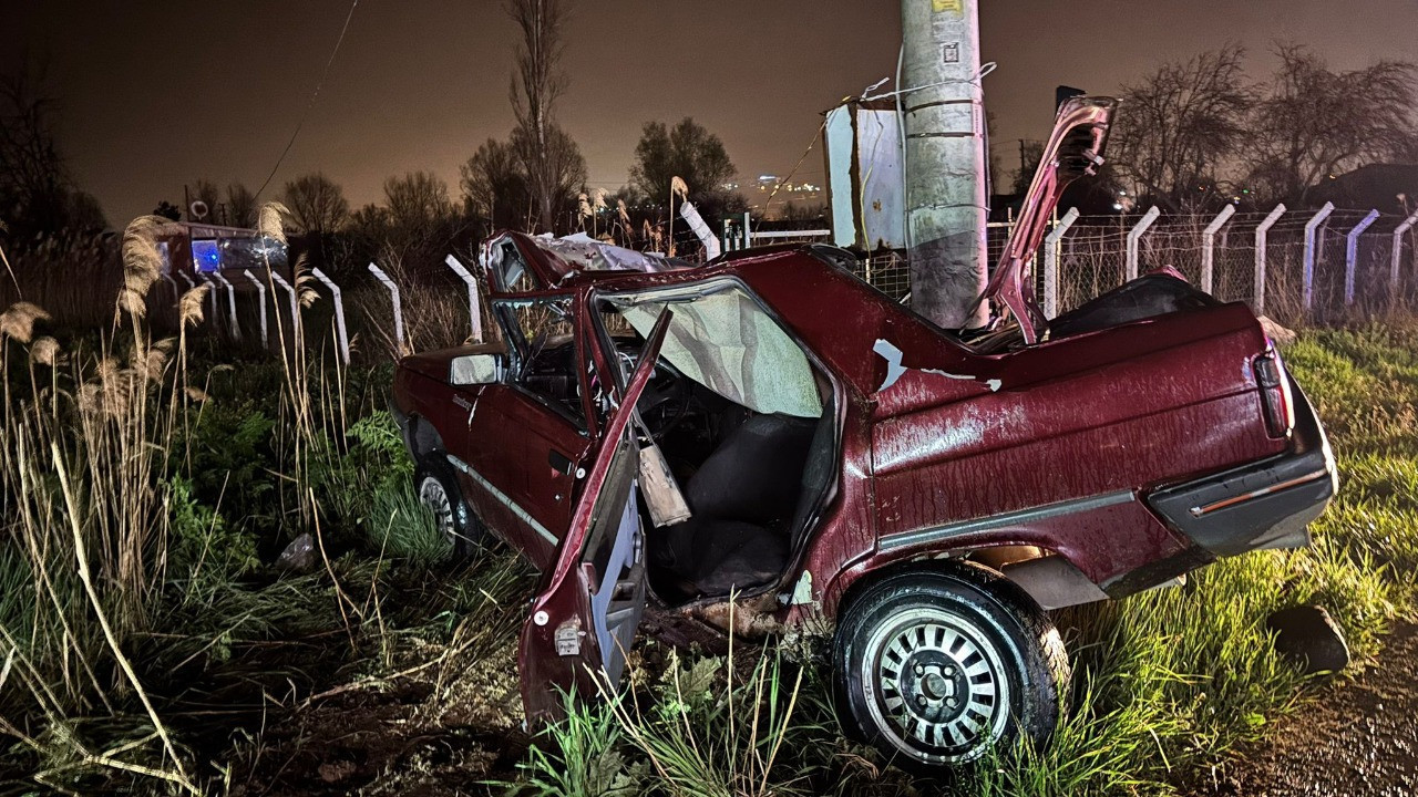 Kütahya'da otomobil beton direğe çarptı! Ölü ve yaralı var