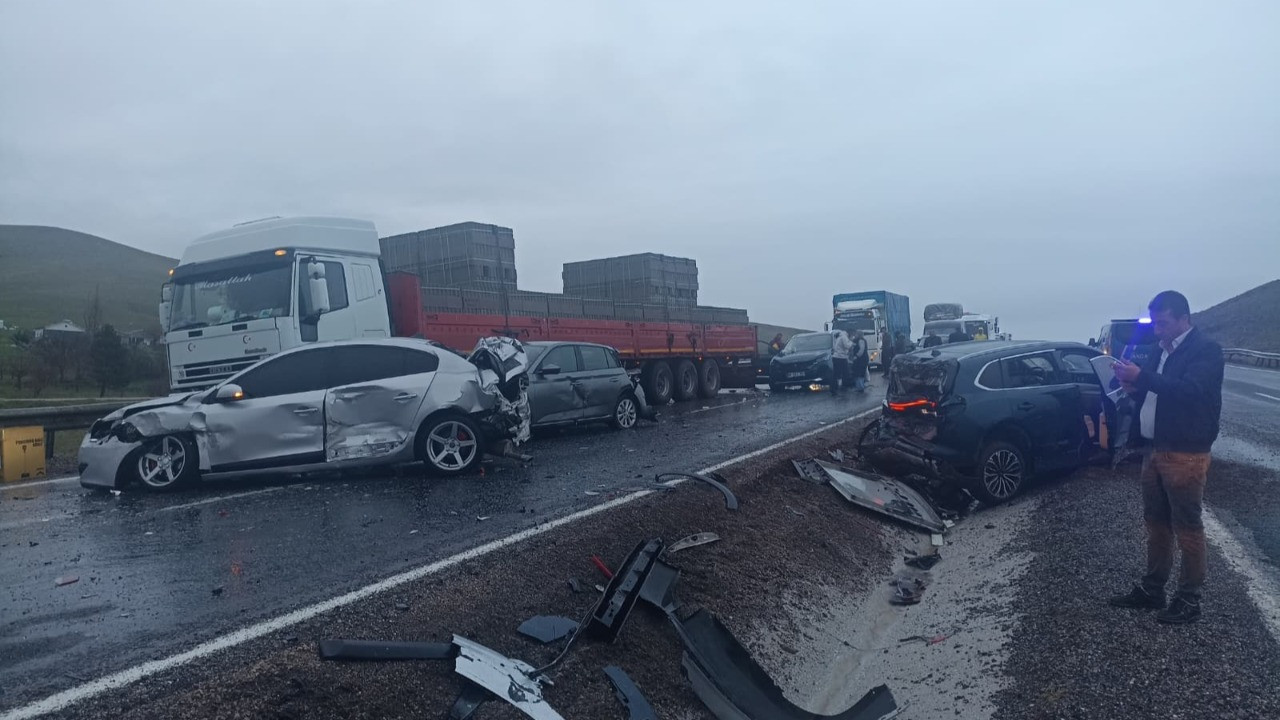 Feci kaza! Yolcu otobüsü 10 araca çarparak durabildi: Yaralılar var