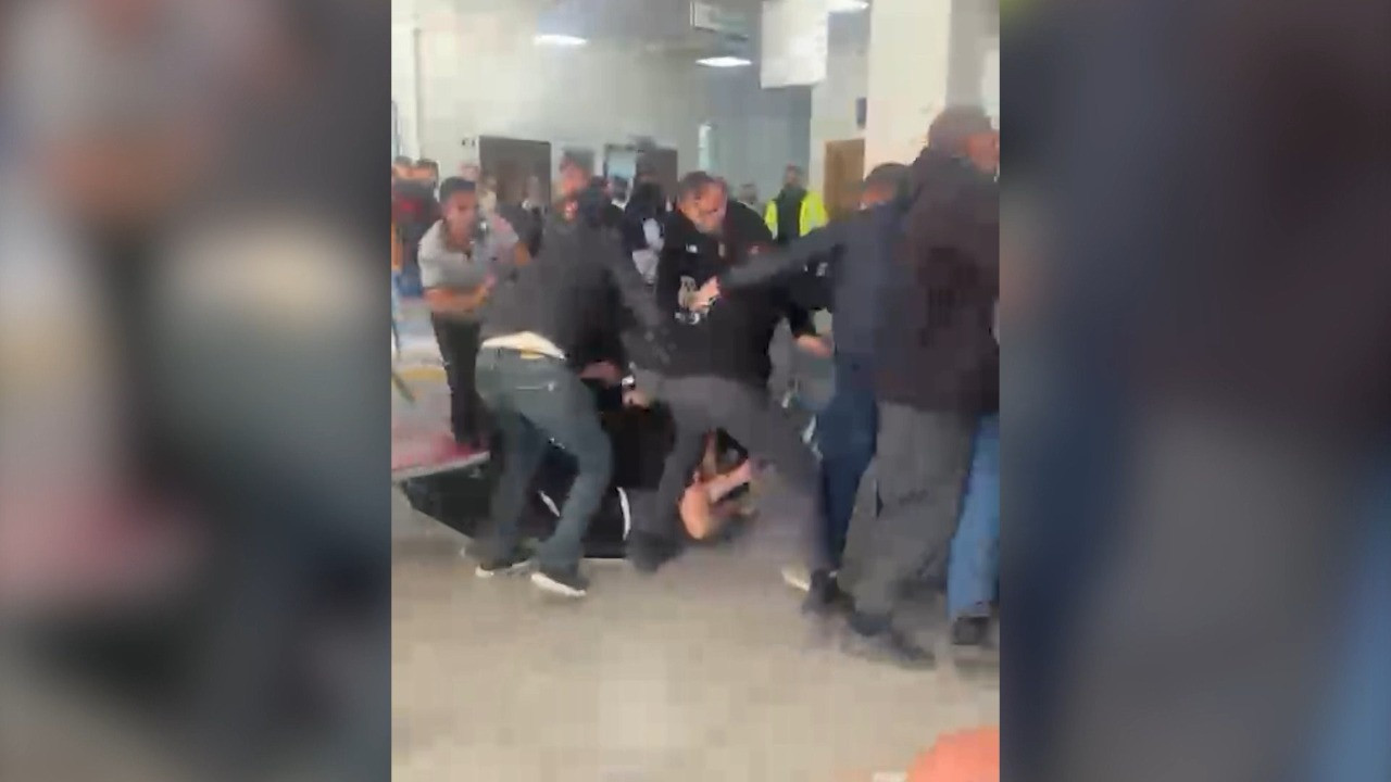 Hastanede korku dolu anlar! Tekme ve yumruklarla birbirlerine girdiler