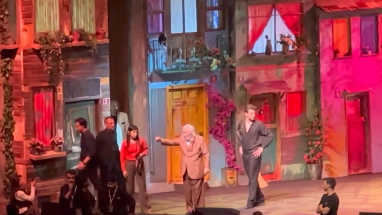 Sahnede gerginlik! Müjdat Gezen sahnede rahatsızlandı: “Gırgıriye Müzikali” iptal edildi