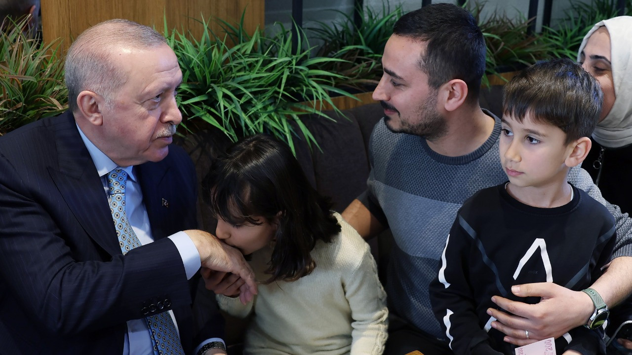 Cumhurbaşkanı Erdoğan Beyoğlu’nda vatandaşlarla bu…