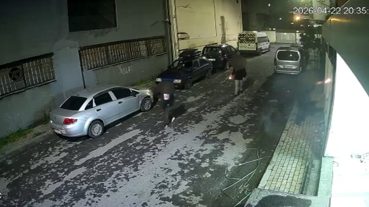 Güngören’de korkutan kundakçılık! Yanan odunlarla duvara yazıp iş yerine attılar