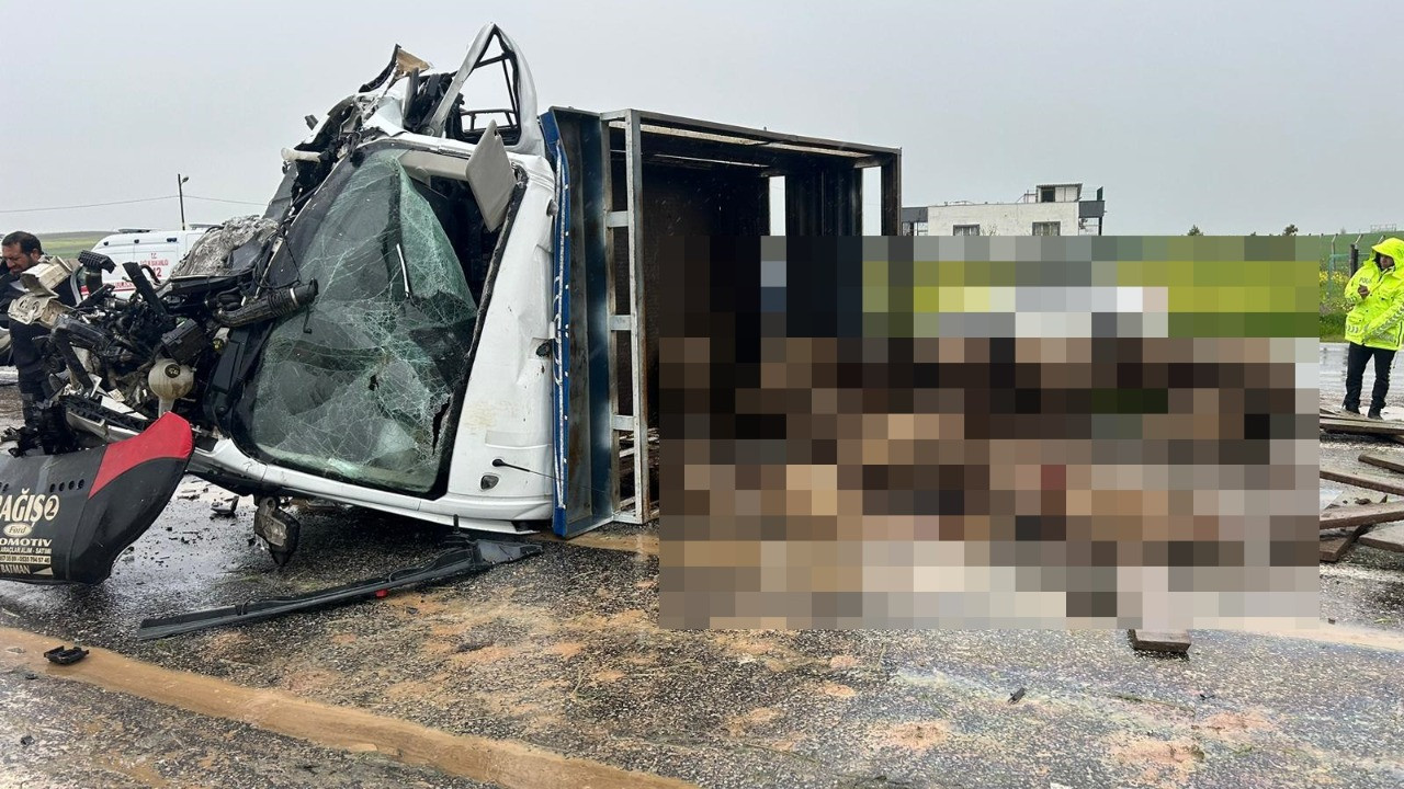 Can pazarı yaşandı! Kamyonet ile otomobil çarpıştı: Ölü ve yaralılar var