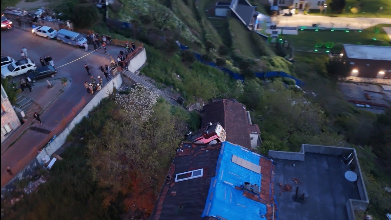 Kağıthane'de felaket gibi kaza! Okul servisi evin çatısına uçtu: Öğrencileri kazadan az önce indirmiş