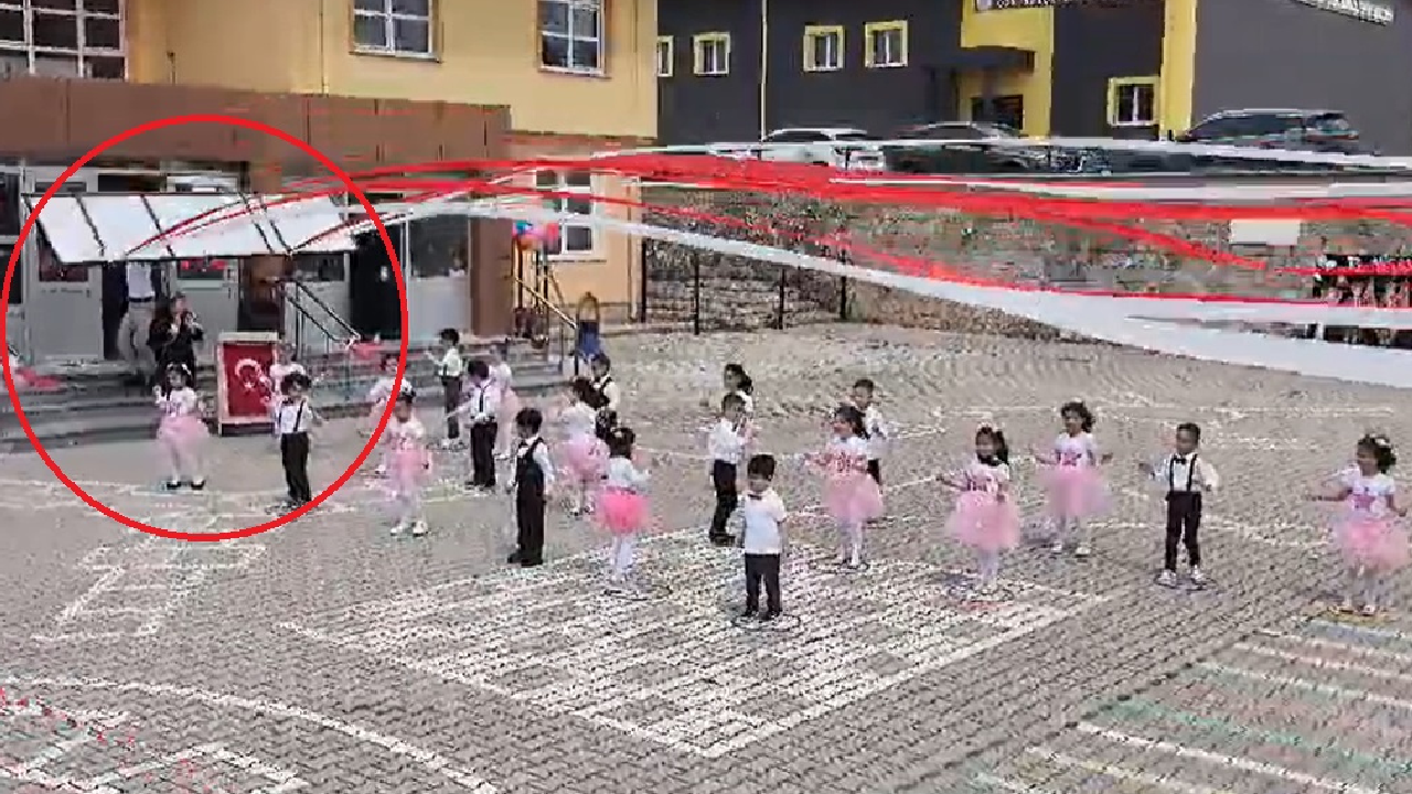 Anaokulu bahçesinde korku dolu anlar! Tabela öğrencilerin üzerine düştü