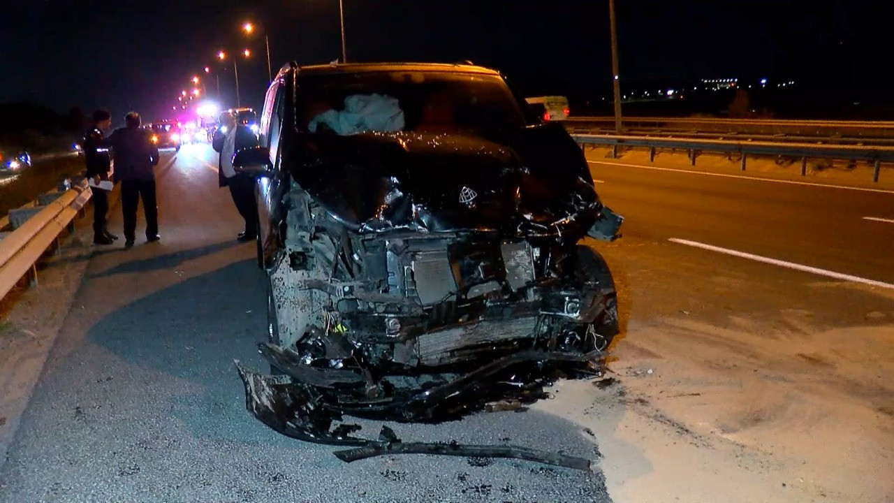 İstanbul'da feci kaza! Hafif ticari araç ile minibüs çarpıştı: Yaralılar var