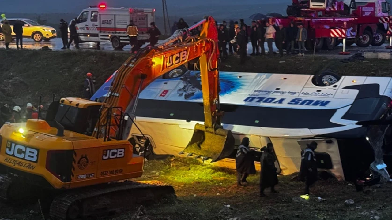 Facia gibi kaza! Otobüs şarampole uçtu: 4 kişi hayatını kaybetti