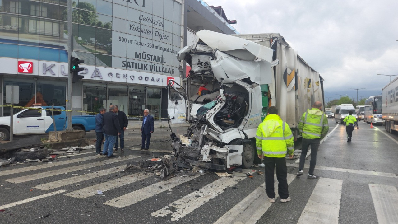 Bursa'da feci kaza! TIR, akaryakıt tankerine çarptı, sürücü öldü