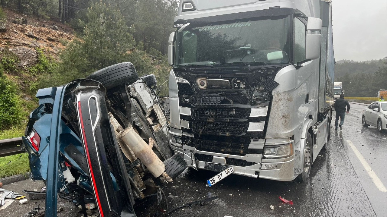 Feci kaza! TIR, karşı şeride geçip otomobille çarpıştı: Ölü ve yaralılar var